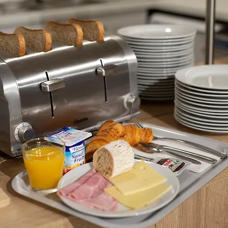 Kyriad Direct Clermont Ferrand Nord غيرزا