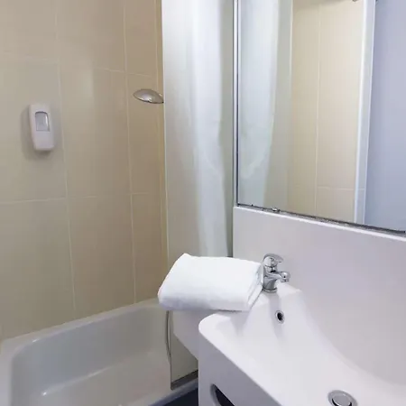 ホテル Kyriad Direct Clermont Ferrand Nord